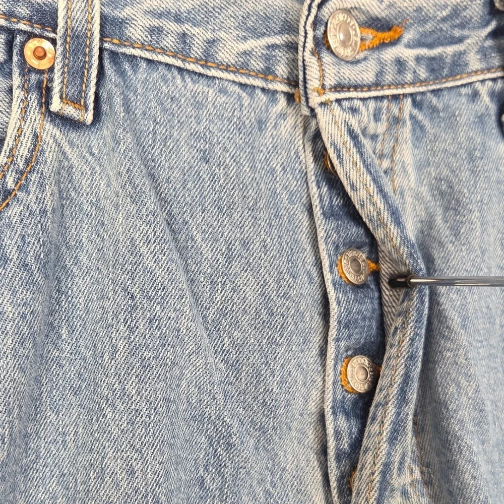 Levis 501 Jeans Mens 36x32 Light Wash Blue Straight Leg Button Fly Y2K 333M